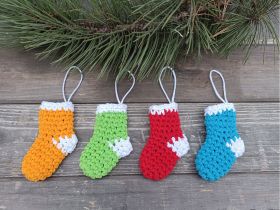 Horgolt mini zokni: Készítsd el saját karácsonyi díszedet!